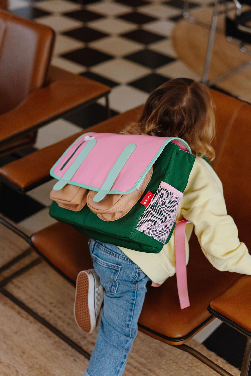 lifestyle beeld van boekentas mini bubblegum van hello hossy