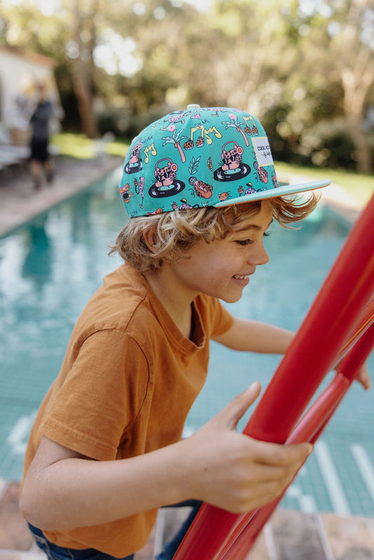 Kind draagt pet Disco Roar
