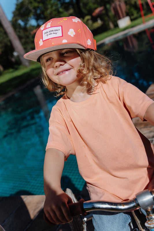 Kind draagt pet Peachy Bloom
