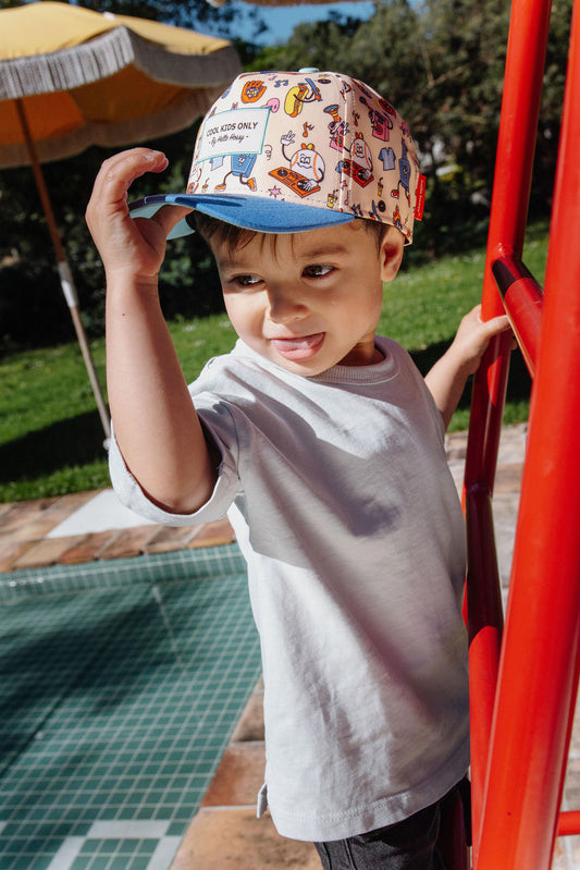 Kind draagt pet Baseball Party
