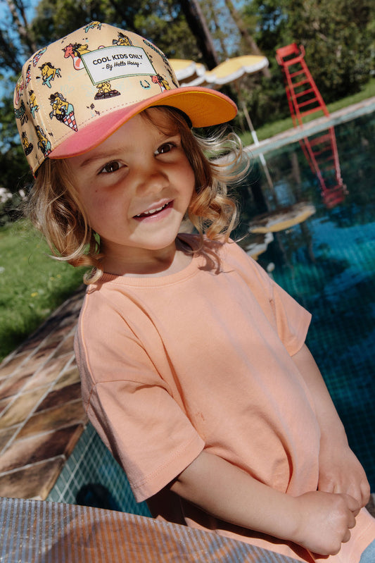 Kind draagt pet Unicorn
