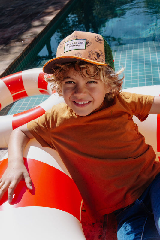 Kind draagt pet Inkee