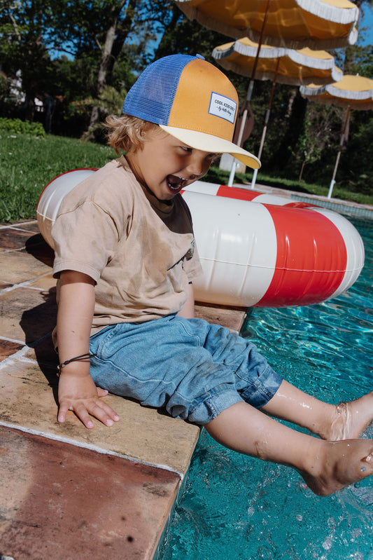 Kind draagt pet Mini Canyon