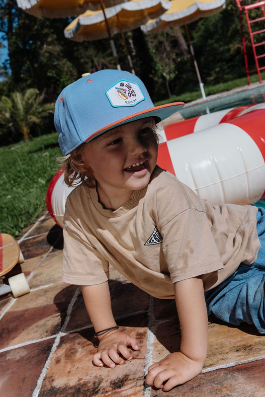 Kind draagt pet Hot Dog