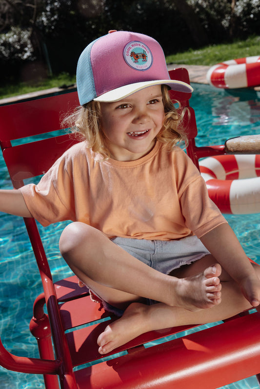 Kind draagt pet Stereo Dog