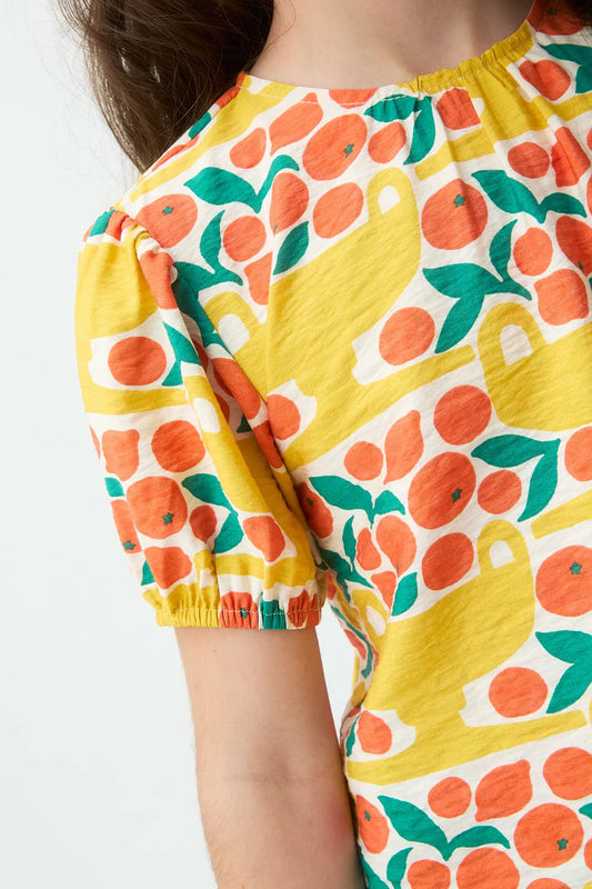 Detail kindertopje met kleurrijke citrusvruchten print