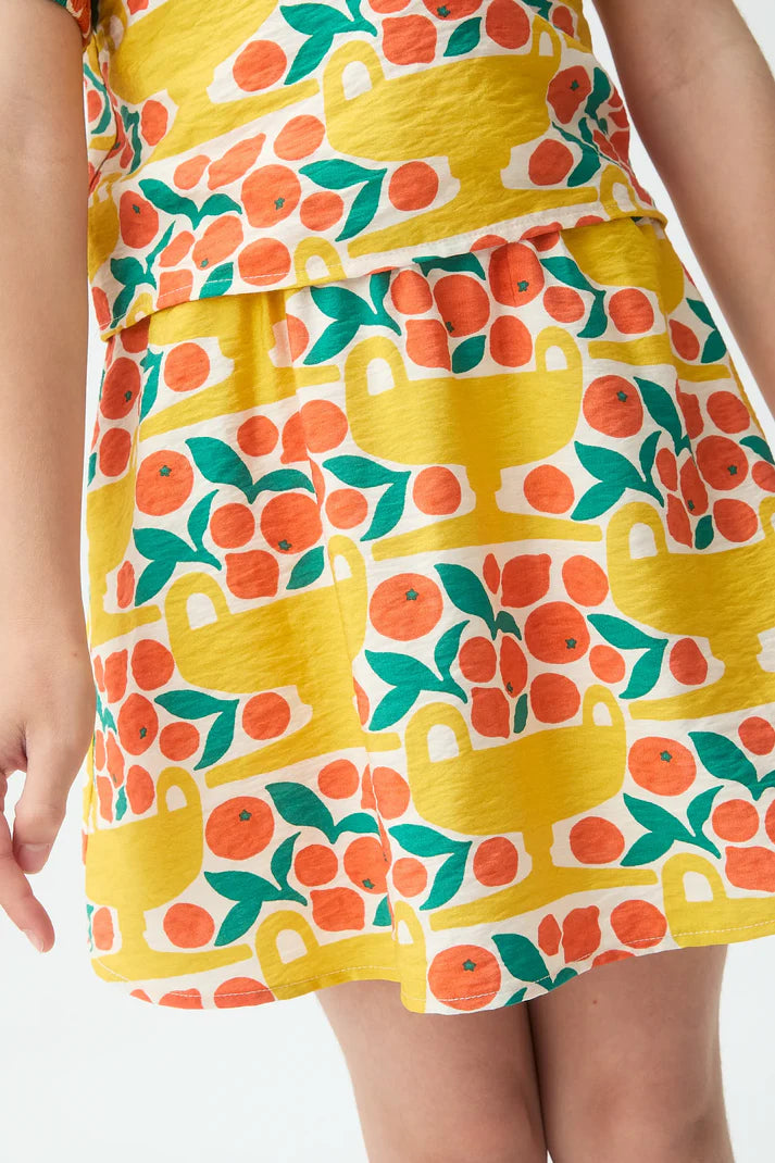 Detail kinderrokje met kleurrijke citrusvruchten print