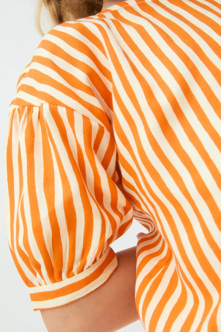 Detail oranje gestreept kindertopje