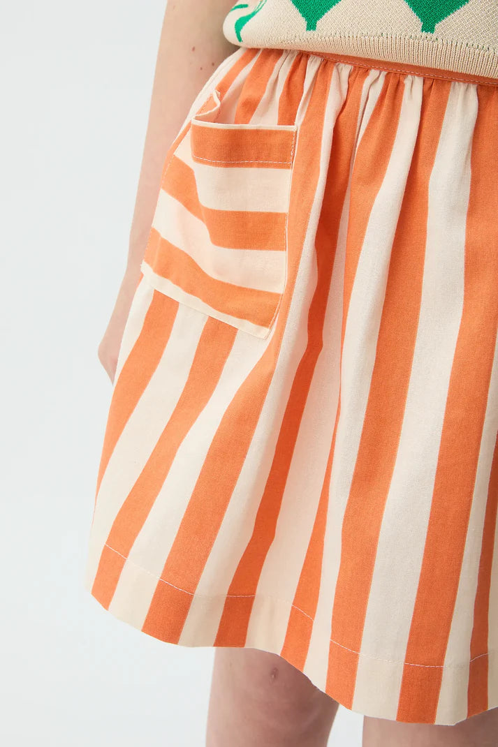 Detail oranje gestreept kinderrokje
