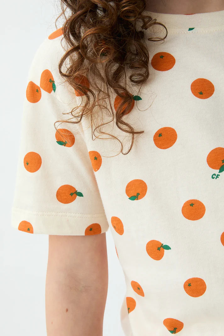 Detail oranje kinder t-shirt met all-over print