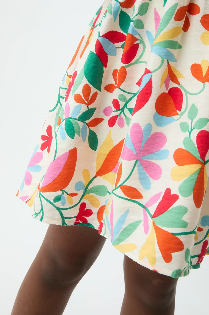 detail bloemenprint op kinderjurk lotto 