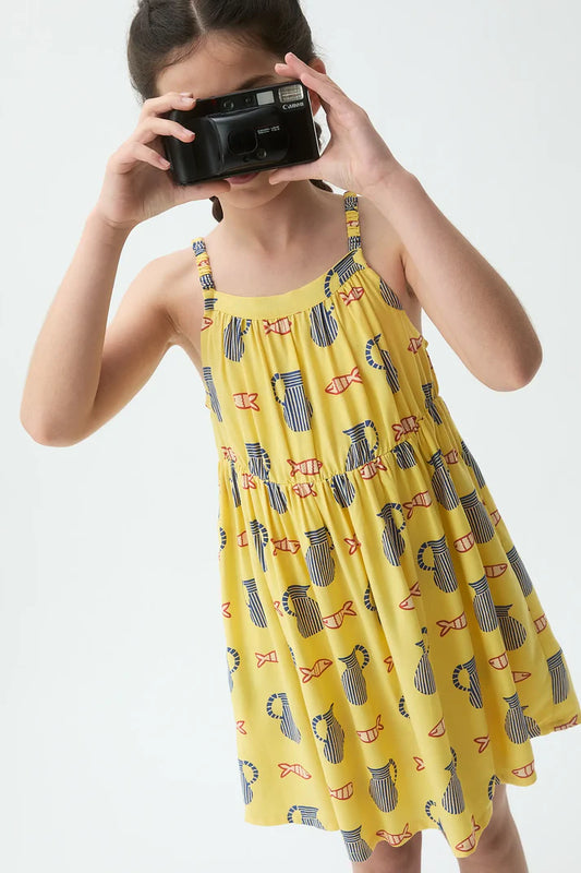 meisje draagt jurk brava met vazen print