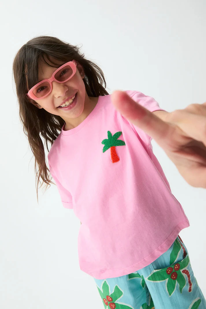 meisje draagt roze tshirt met palmboom van compania fantastica mini