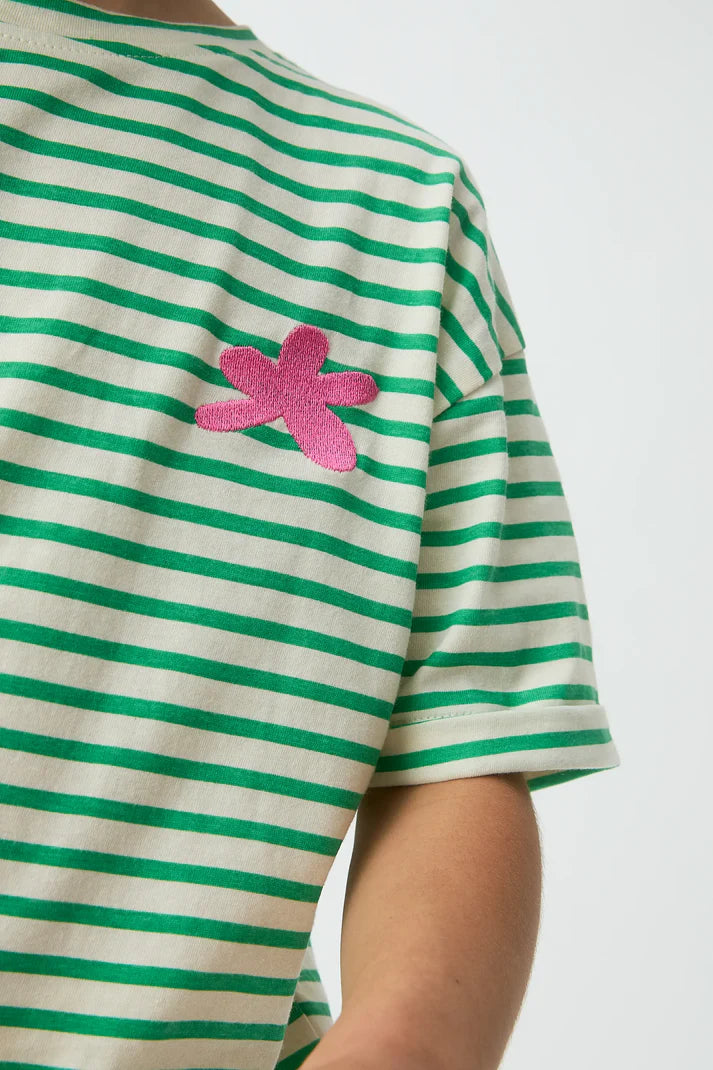 detail geborduurde roze bloem op groen gestreepte tshirt van compania fantastica mini