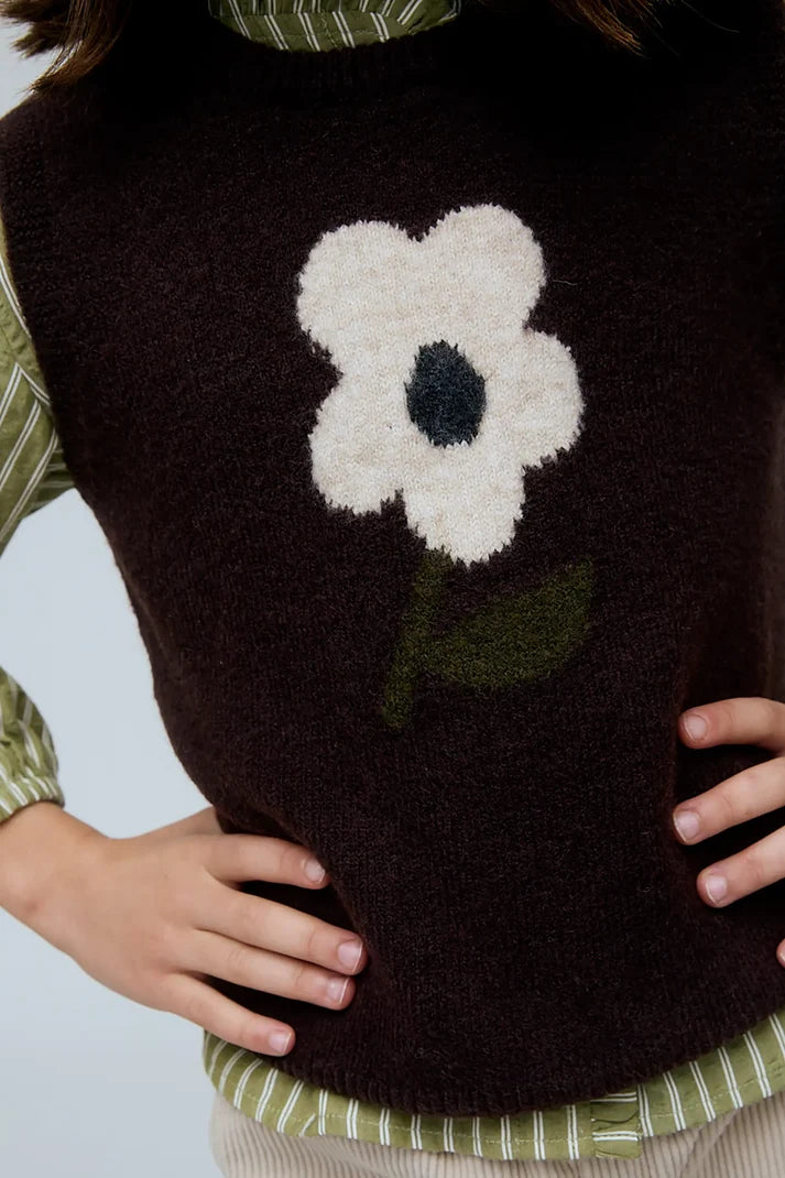Bruine gebreide kindertrui met opvallende ecru bloemenprint.