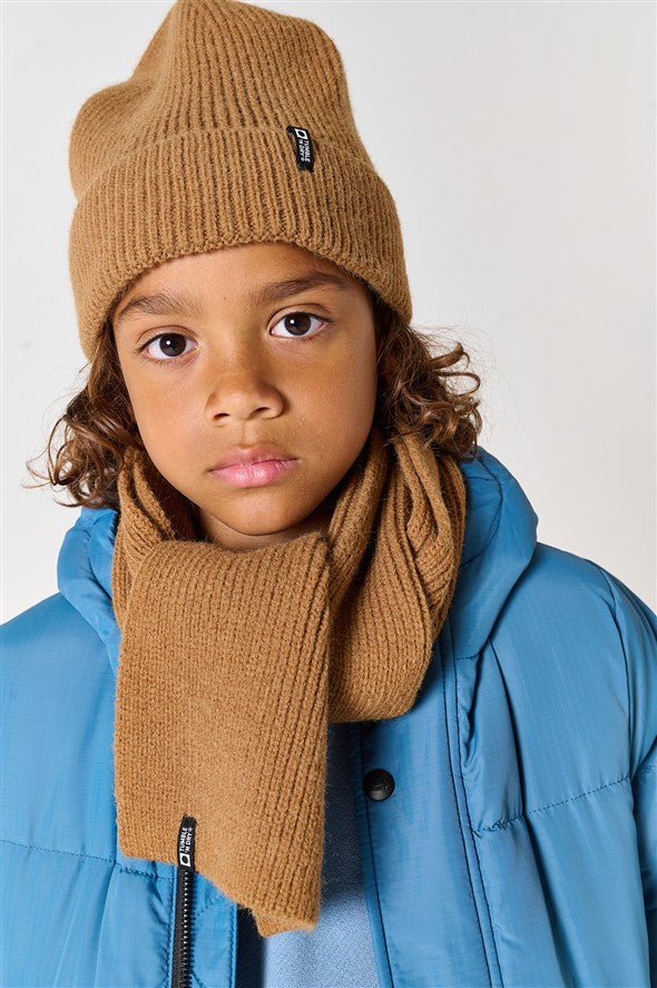 Gebreide kinderaccessoires in bruine kleur met muts en sjaal.