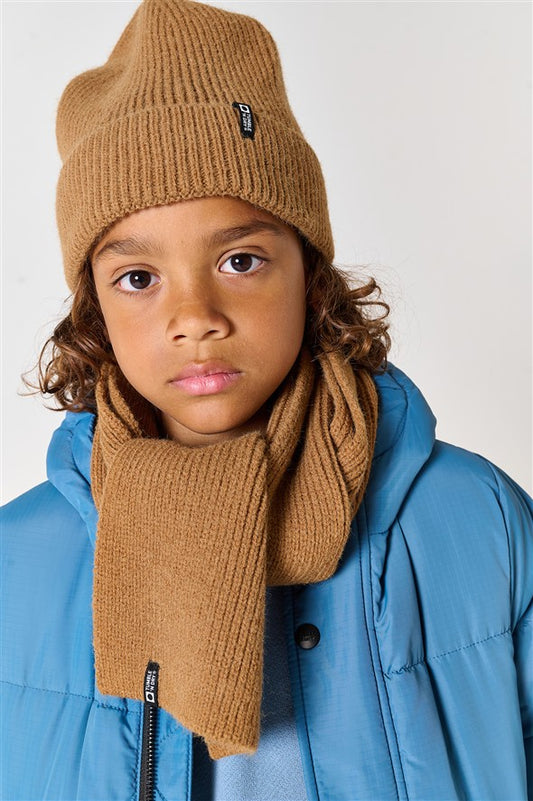 Gebreide kinderaccessoires in bruine kleur met muts en sjaal.