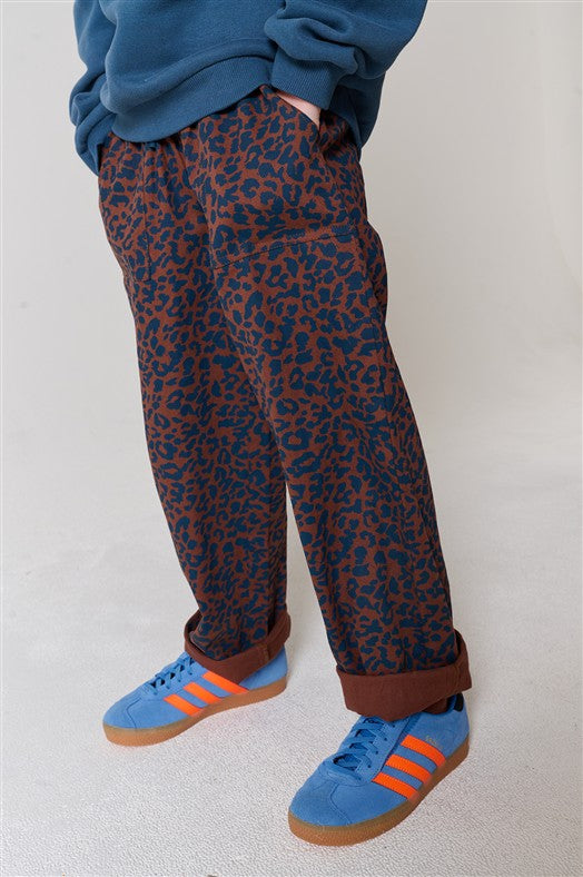 meisje draagt pants paige met luipaardprint vant tumble'n dry