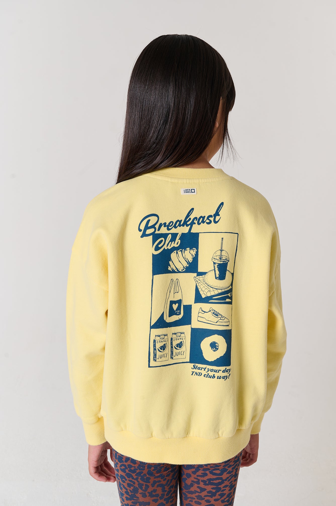 Trendy gele sweater met Breakfast Club-opdruk op de achterkant