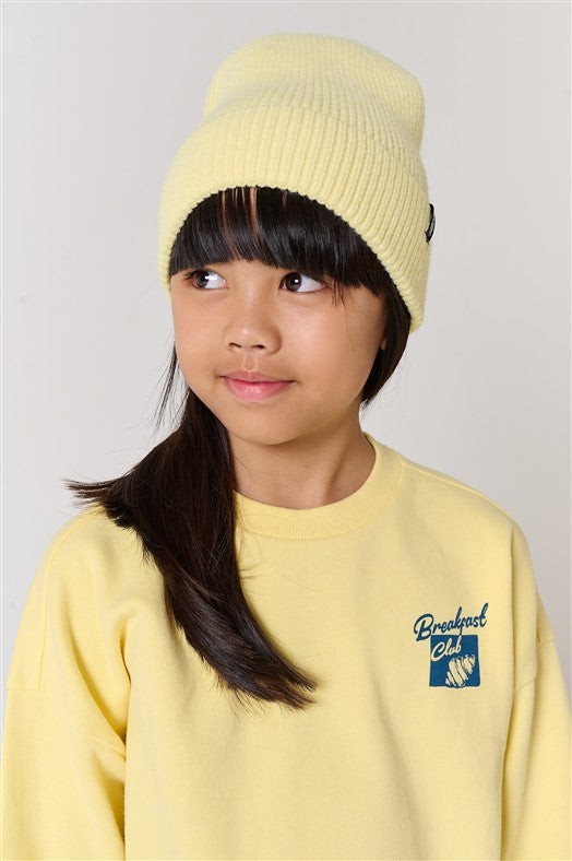 meisje draagt gele sweater gigi