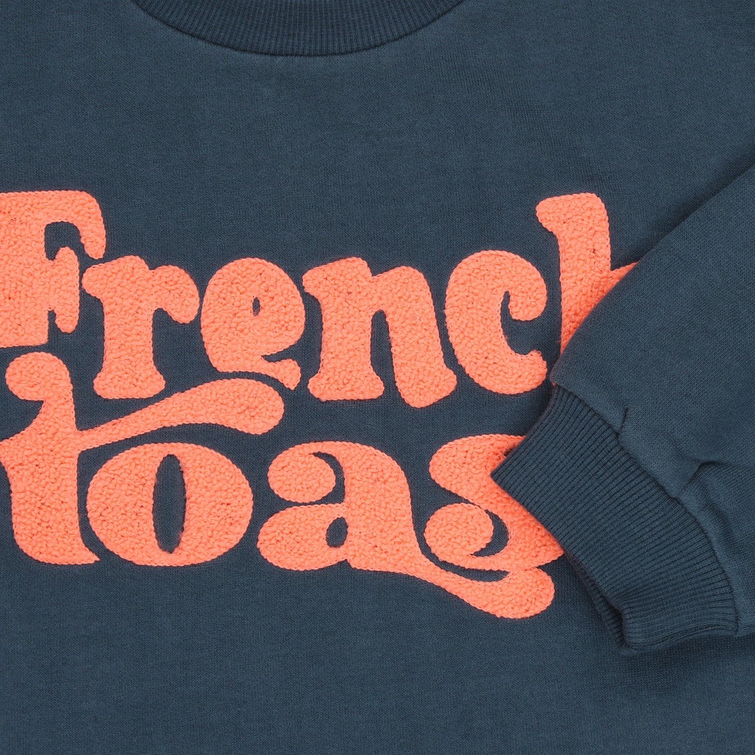 detail opdruk french toast op donkerblauwe sweater amelie