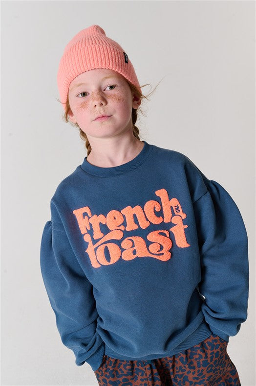 Meisjessweater met pofmouwen en contrasterende French Toast-tekst.
