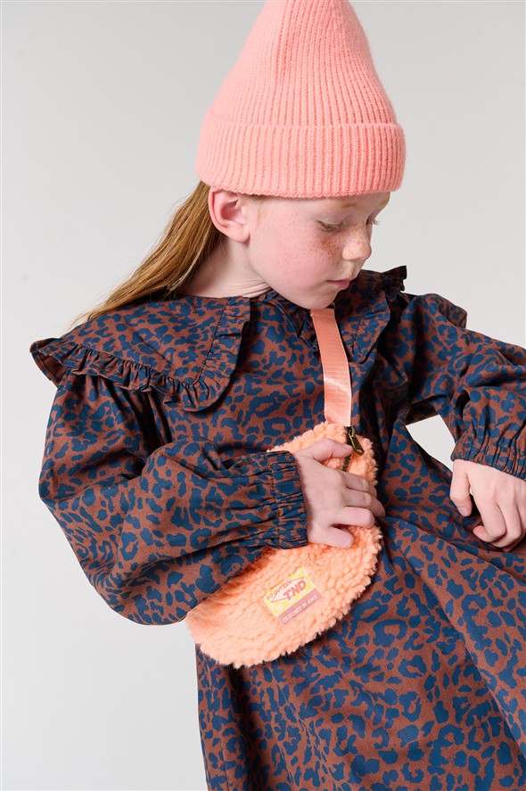 Kinder tasje in koraalroze met zachte teddy structuur.