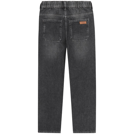 Achterzijde van de grijze barrel jeans voor jongens met klassieke achterzakken.