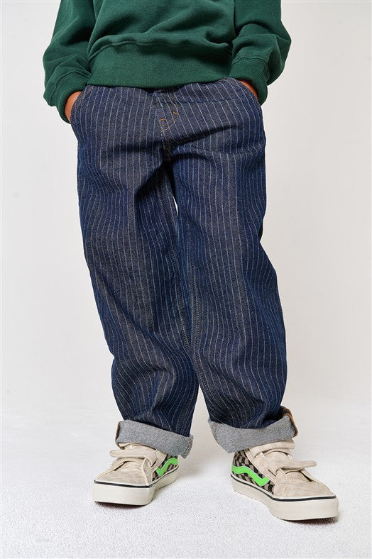 Jongensjeans met rechte blauwe strepen en moderne uitstraling.