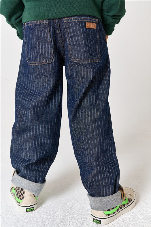 Loose jeans met subtiele strepen voor een trendy jongensoutfit.