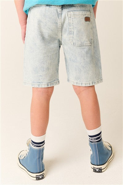 Jongen draagt juan shorts denim bleach van tumble 'n dry achterzijde
