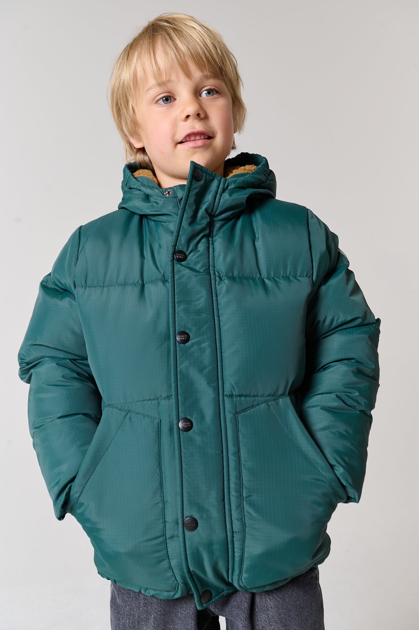 Warme winterjas voor jongens in groene kleur.