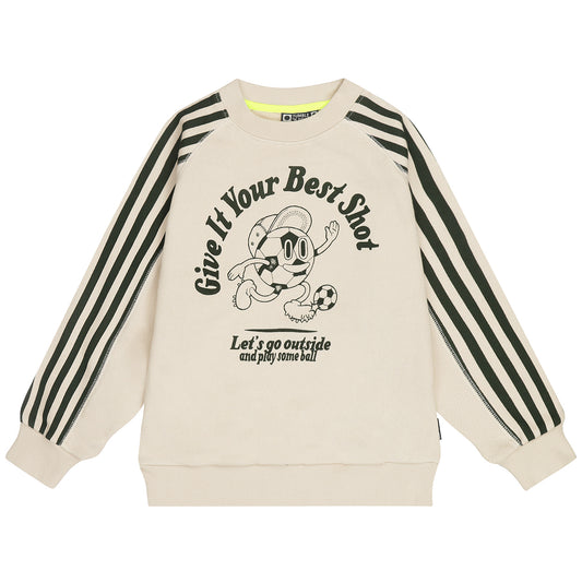 Sandshell kleurige jongenssweater met voetbalprint op de voorkant van tumble'n dry