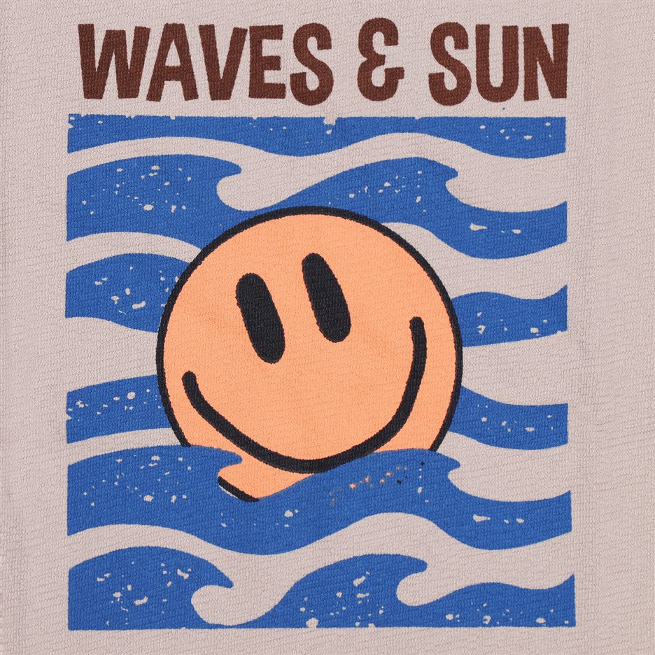Detail smiley print op lichtgrijs t-shirt