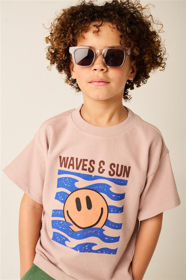 Jongen draagt lichtgrijs t-shirt met smiley