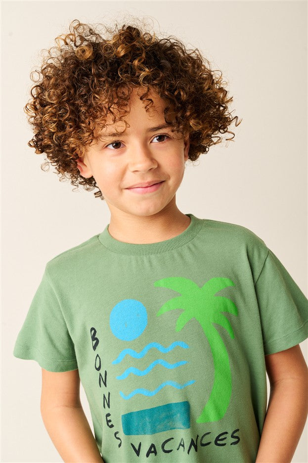 Jongen draagt donkergroen t-shirt
