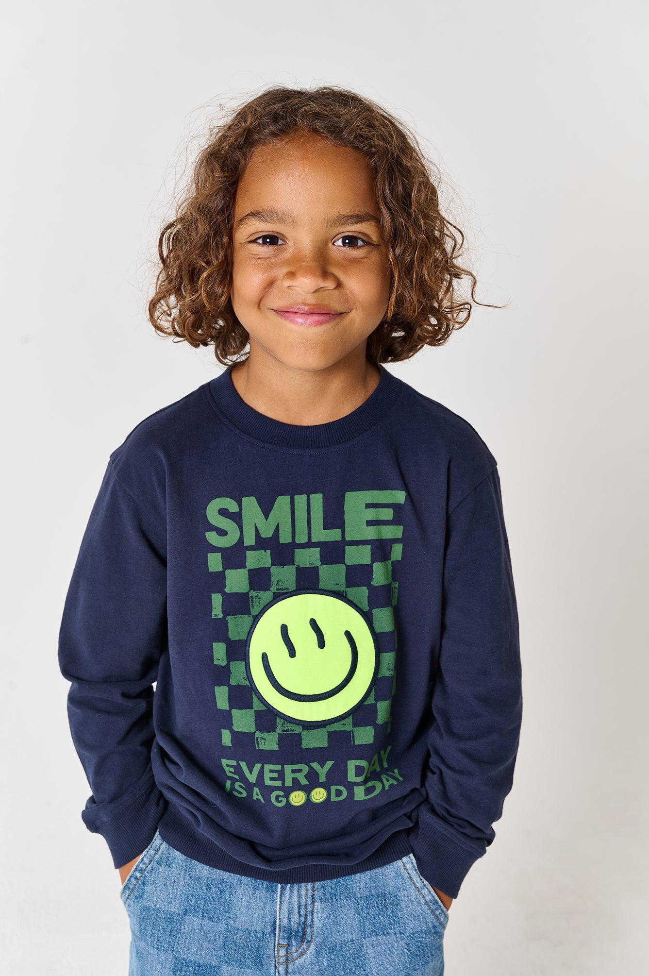 Jongensshirt met kleurrijke smiley print op de voorkant.