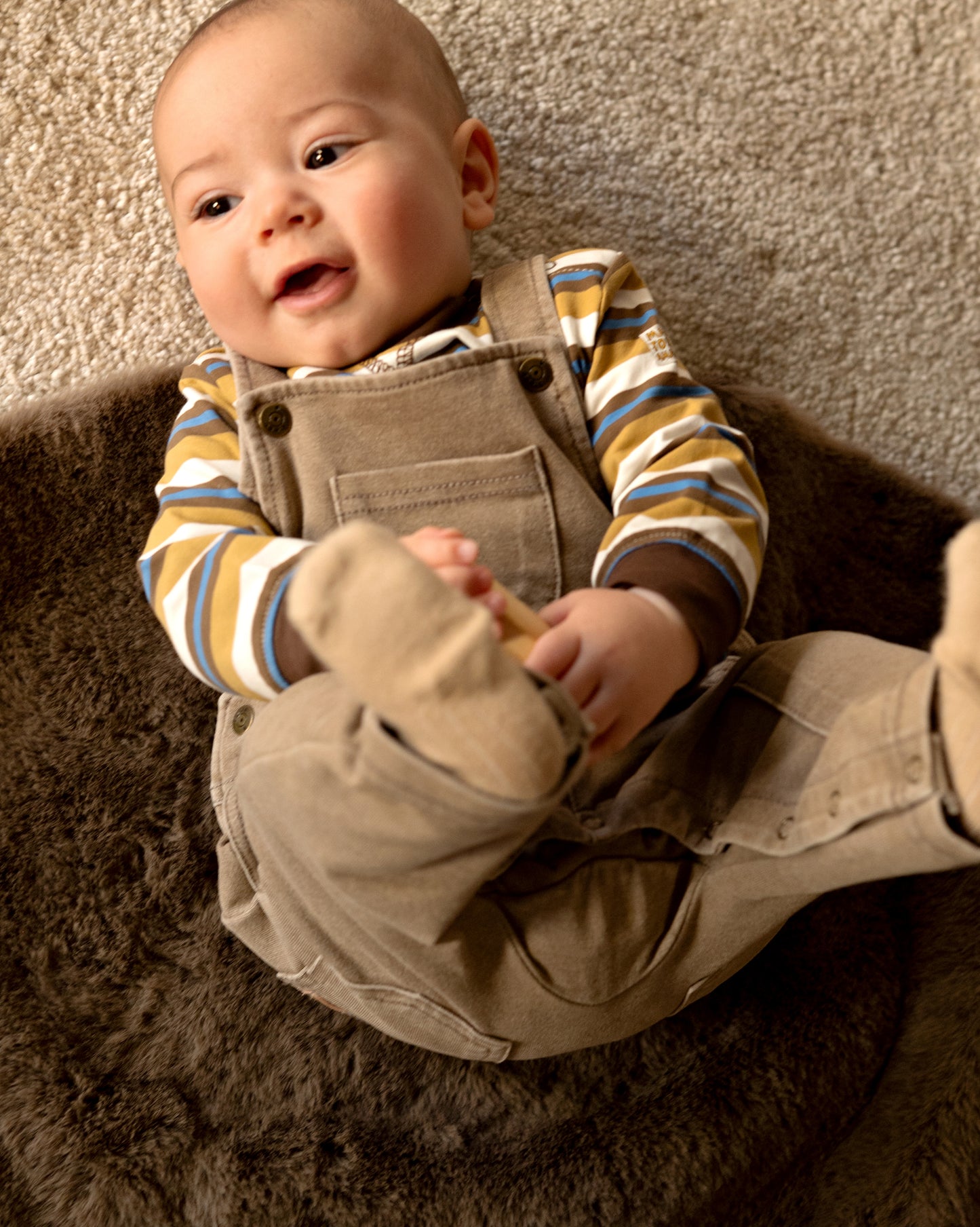 Bruine corduroy salopette voor baby jongens.