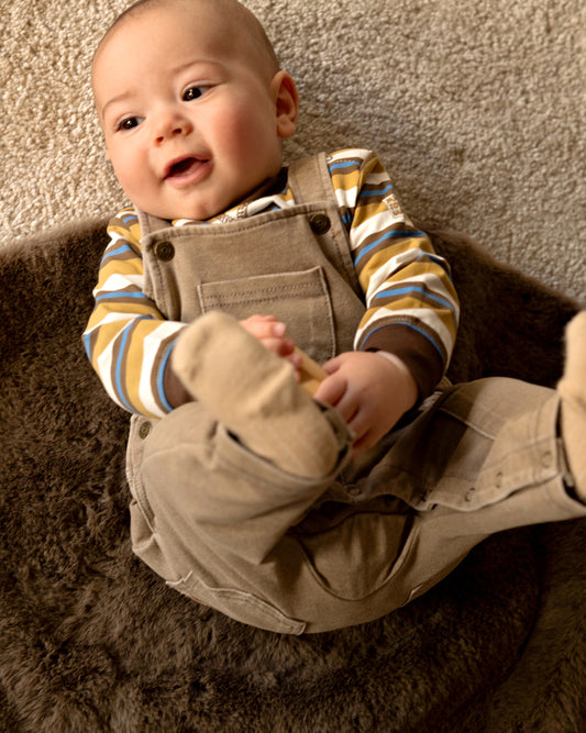 Bruine corduroy salopette voor baby jongens.