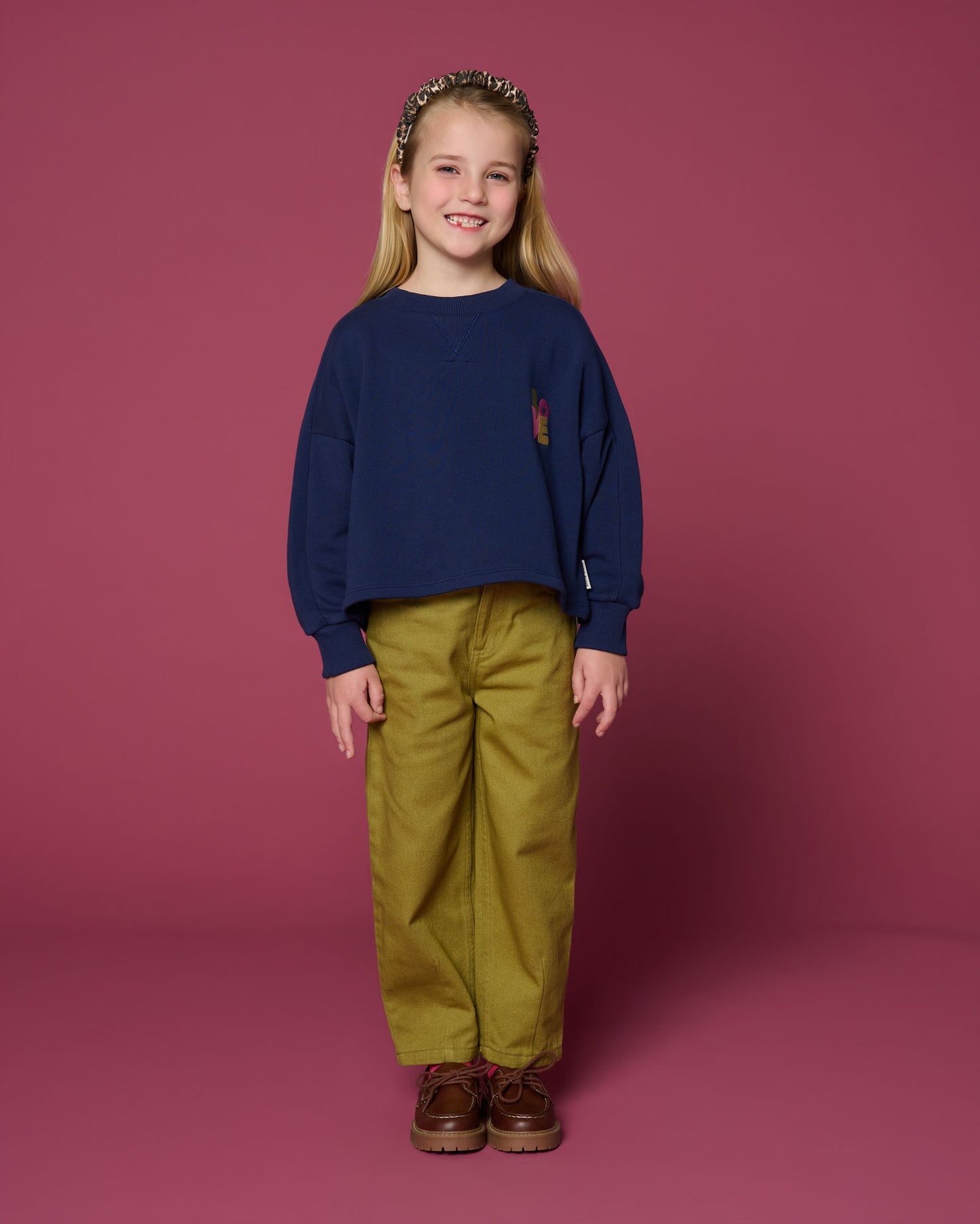 meisje draagt ballon fit jeans khaki van petit blush vooraanzicht