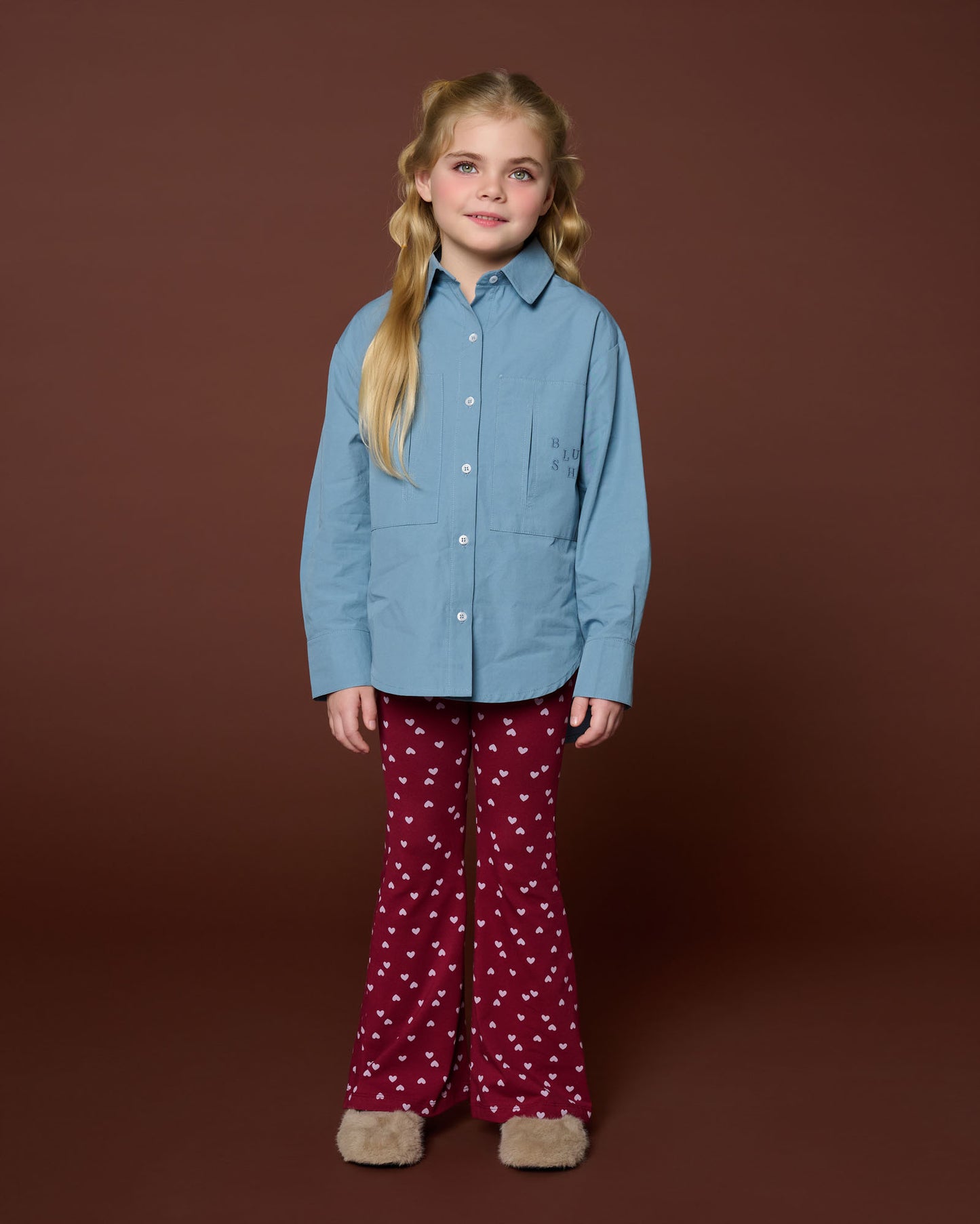 meisje draagt bowie flared pants met lila hartjes van petit blush vooraanzicht