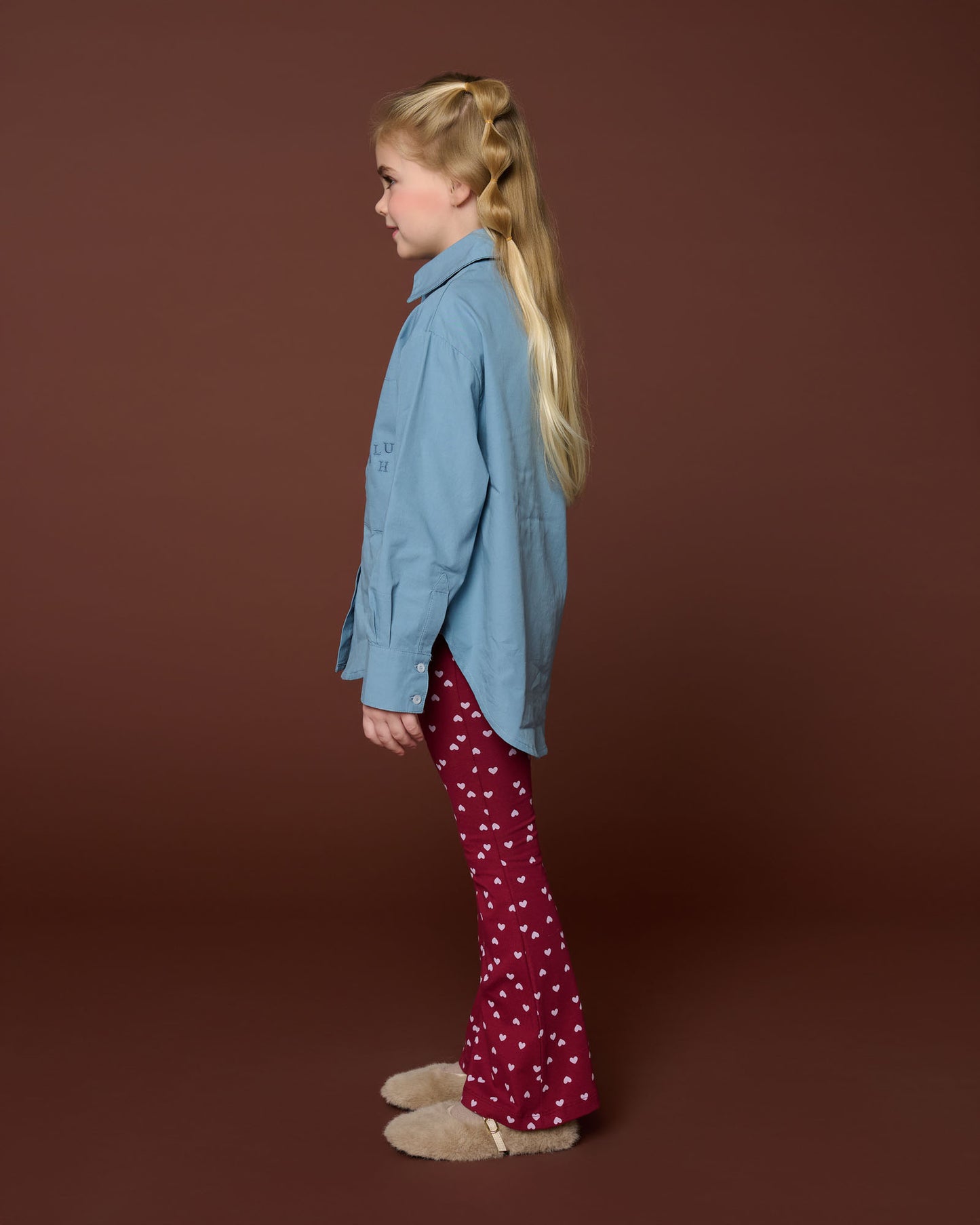 zijaanzicht bowie flared pants met lila hartjes van petit blush