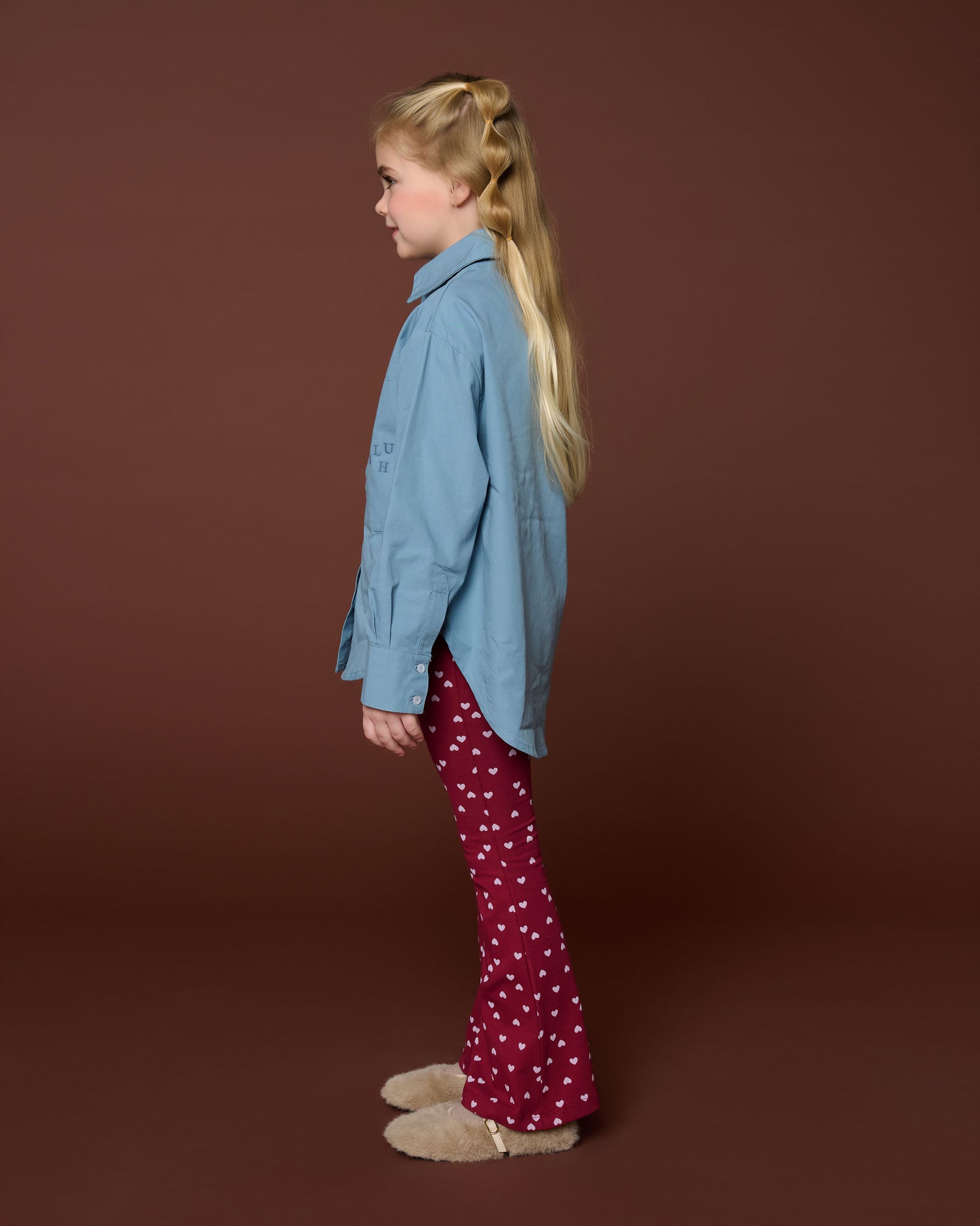 zijaanzicht bowie flared pants met lila hartjes van petit blush