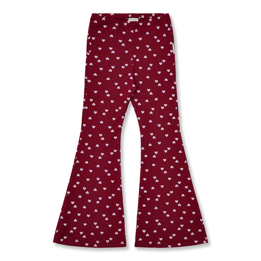 Bordeauxrode flared kinderbroek met lila hartjesprint en uitlopende pijpen.