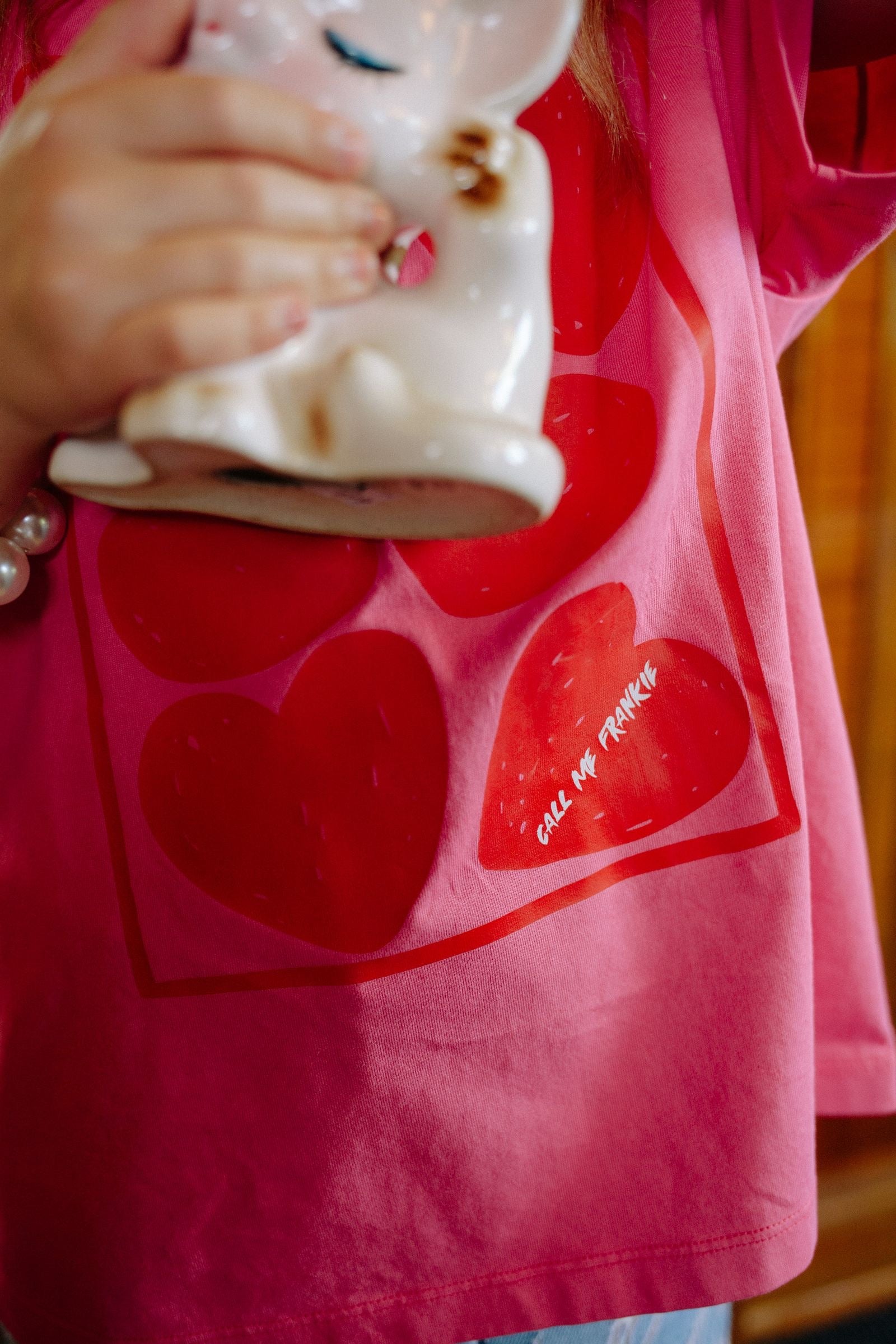 Detail rode hartjes op felroze t-shirt
