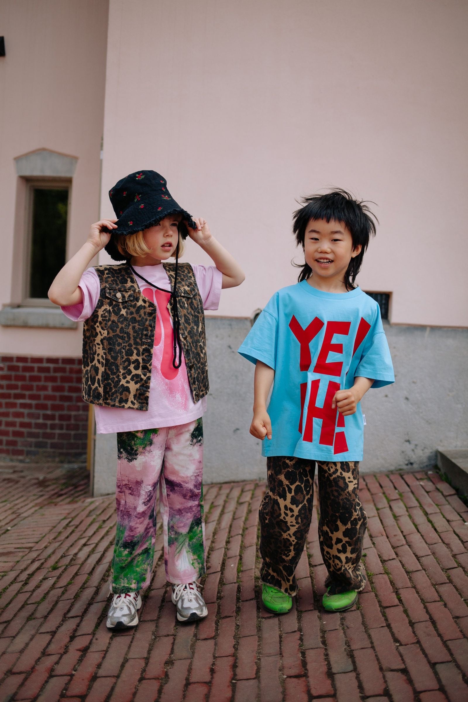 Jongen draagt turquoise t-shirt met YEAH print