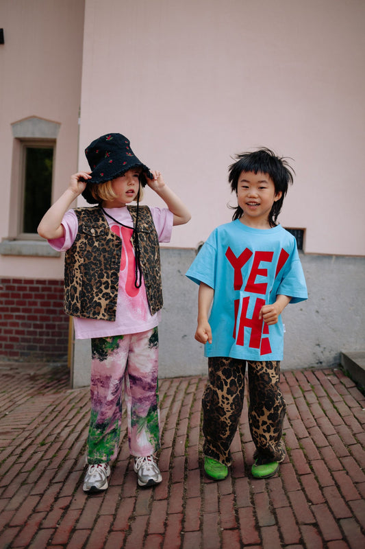 Jongen draagt turquoise t-shirt met YEAH print