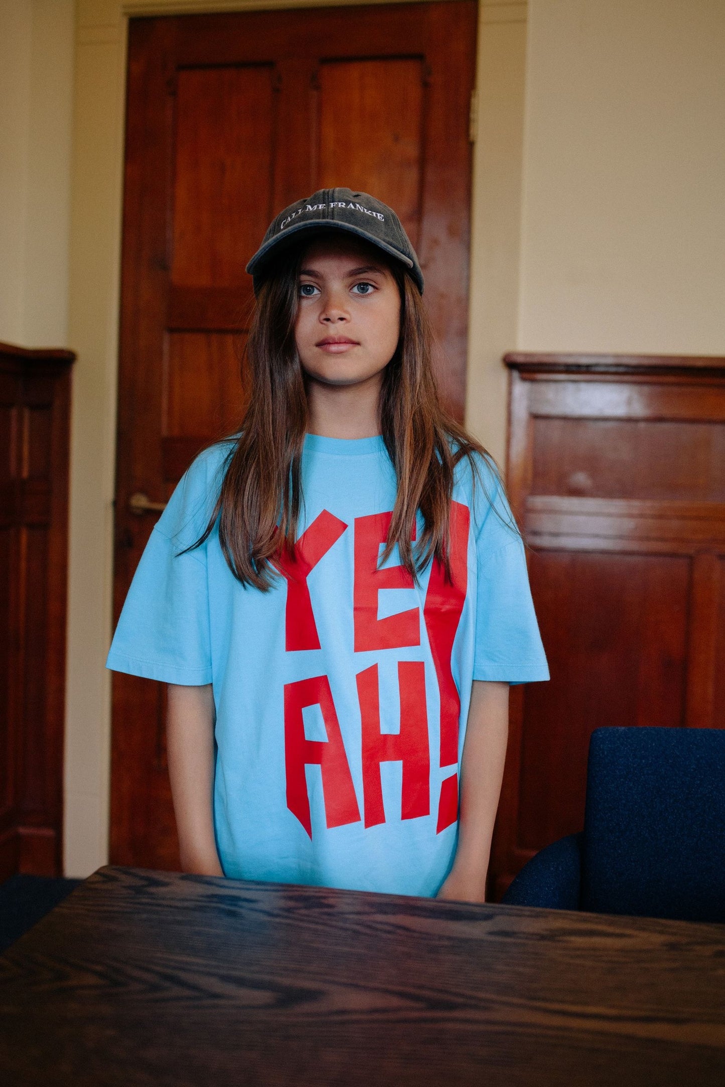 Meisje draagt turquoise t-shirt met YEAH print
