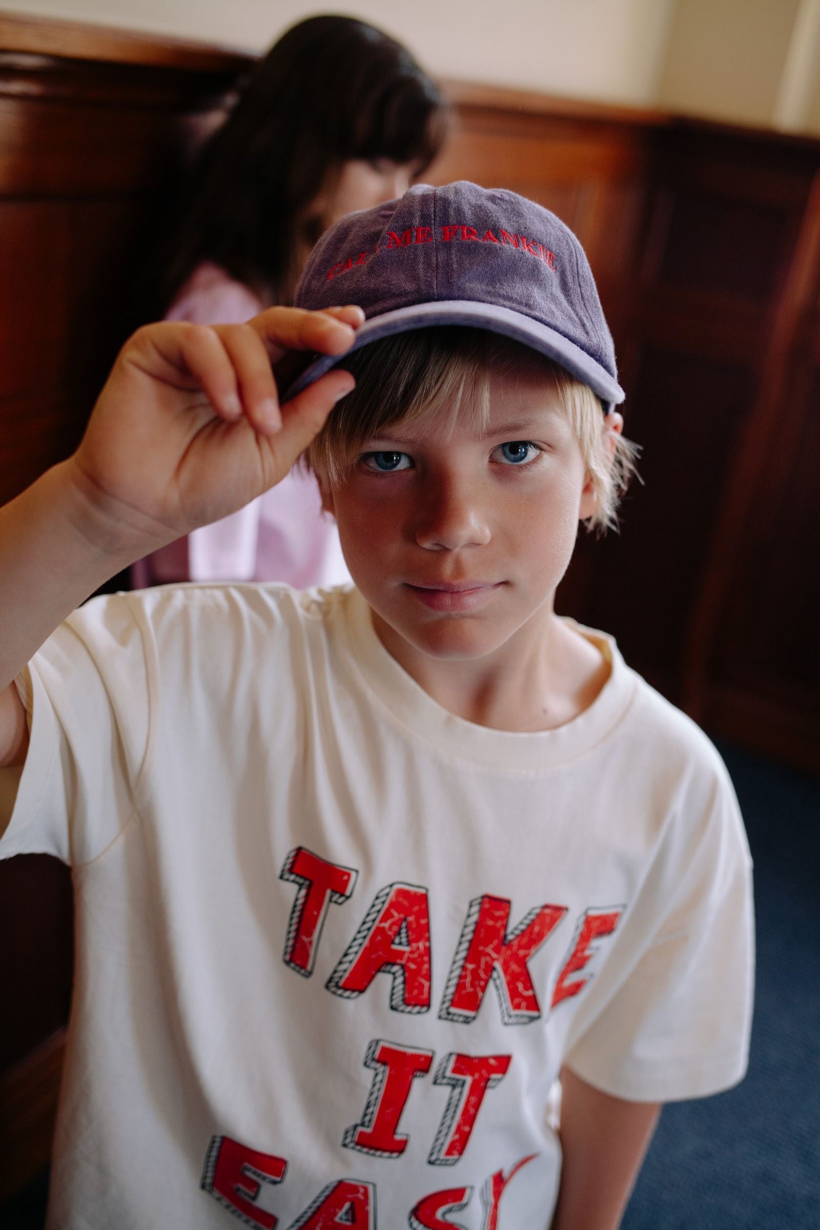Detail rode Take It Easy opdruk op ecru t-shirt
