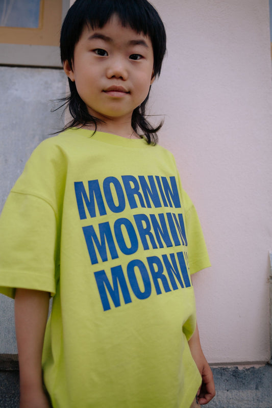 Jongen draagt fluo groen t-shirt met Morning print